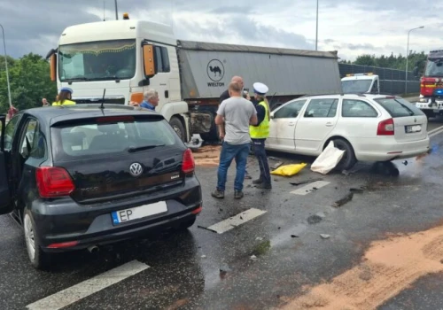 DK12 zablokowana po zderzeniu trzech pojazdów