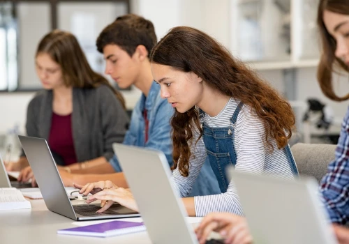Po tych studiach będziesz miał najwięcej opcji zatrudnienia i najwyższe zarobki. „Przewagę konkurencyjną daje dopiero drugi język”
