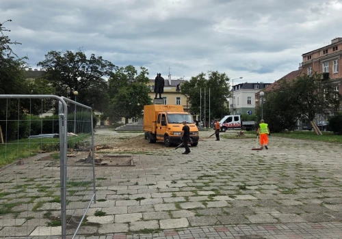 Nie ma już świerków na Placu Drzewnym. Mieszkańcy oburzeni ekspresową wycinką