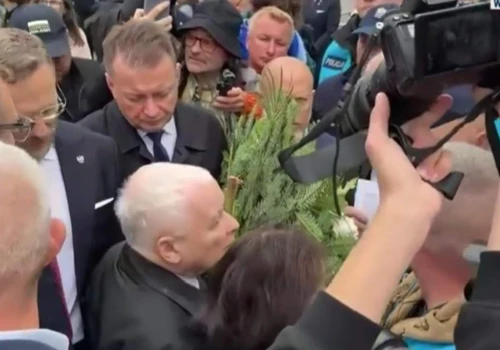 Kolejna miesięczna smoleńska i kolejny incydent. „Bojówki rządzącej partii”