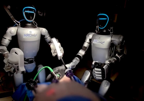 Chirurg był setki kilometrów dalej. Operację wykonały humanoidalne roboty