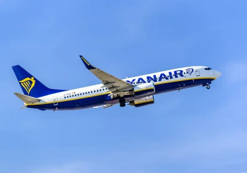 Panika podczas lotu Ryanair. Pasażer „częściowo wyciągnięty” na zewnątrz