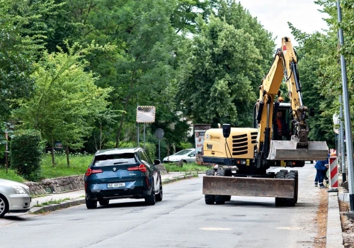 Kierowcy: jazda między koparkami i wymuszanie pierwszeństwa na Saperów