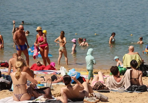 Niektóre stroje kąpielowe powinny zniknąć z plaż. Strażacy mówią, które kolory mogą uratować życie