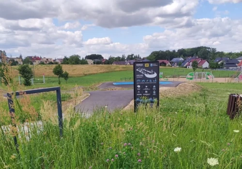 Pumptrack w Trzebnicy zarósł chwastami. Gmina reaguje na zgłoszenia mieszkańców