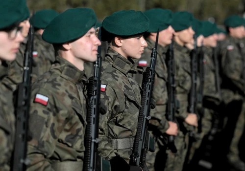 Do tej pory stali w kolejce w wojskowym magazynie. Teraz pójdą do paczkomatu