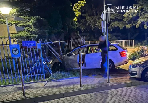 Pijany kierowca wjechał w ogrodzenie na Białołęce. Miał około promila alkoholu