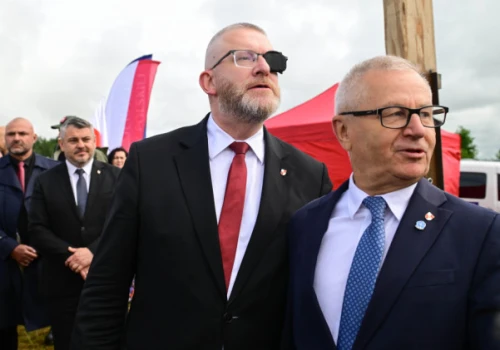 Grzegorz Braun zakłócił obchody w Jedwabnem. „Polska brunatnieje”