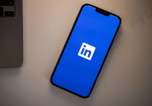Niemal połowa treści na LinkedIn to dzieło maszyn. Badanie ujawnia skalę zalewu algorytmicznego spamu