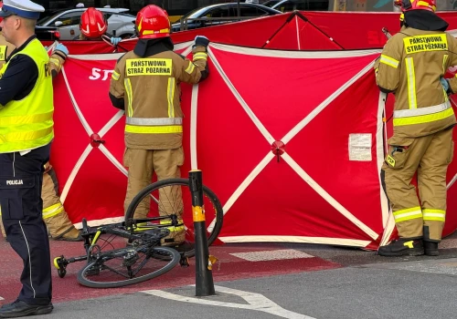 Tragedia na warszawskiej Woli. Kierowca autokaru skręcał na ruchliwym skrzyżowaniu. Nie żyje rowerzysta