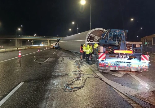 Koniec gigantycznych utrudnień na A4 pod Rzeszowem! Element turbiny wiatrowej usunięty
