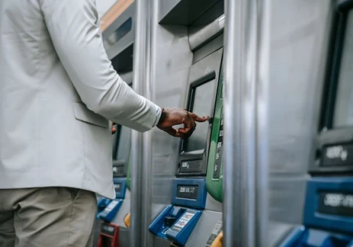 Płatność kartą za granicą. Ten komunikat bankomatu może słono kosztować