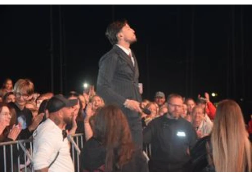 Dawid Kwiatkowski rozhuśtał Łebę! Energetyczny koncert w Porcie Jachtowym