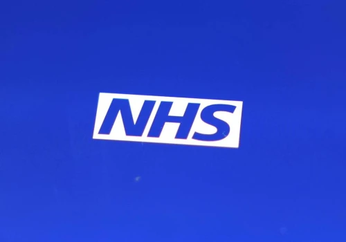 NHS nagrodzi osoby za 30 minut spaceru dziennie. Ruszają zapisy do programu