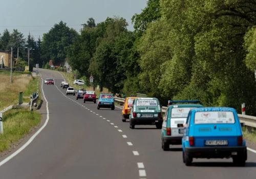 Wielka Wyprawa Maluchów dla Dzieci w Bełżycach. Blisko 70 Fiatów 126p przyjedzie na Stadion Miejski