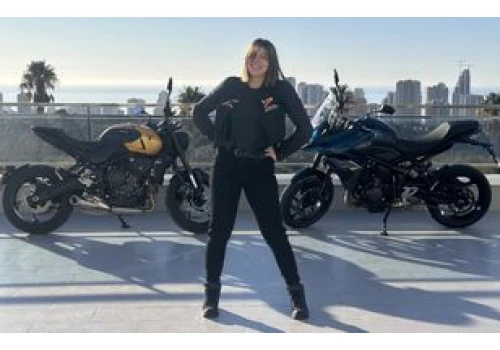 Jest motocyklistką. 