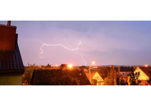 25 litrów wody na metr kwadratowy i porywy wiatru do 60 km/h. Synoptycy wydali ostrzeżenie przed burzami