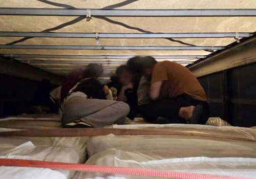 27 cudzoziemców zatrzymanych przy granicy z Litwą. Ukrywali się w ciężarówce przewożącej torf