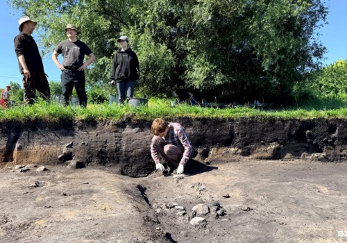 Otwarte wykopaliska archeologiczne, które można odwiedzić w drodze nad morze