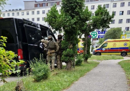 Zabarykadował się w mieszkaniu. Z siekierą ruszył na policjantów