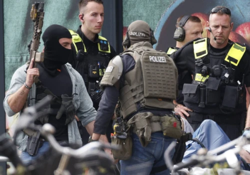 Szturm kontrterrorystów na sklep w Berlinie. Napastnik przetrzymywał kasjerkę