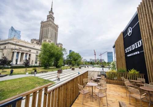Mercedes-Benz Studio Warszawa już otwarte. Nowa przestrzeń na Placu Defilad łączy to co kochają miliony: motoryzację, kulturę i miejski styl życia