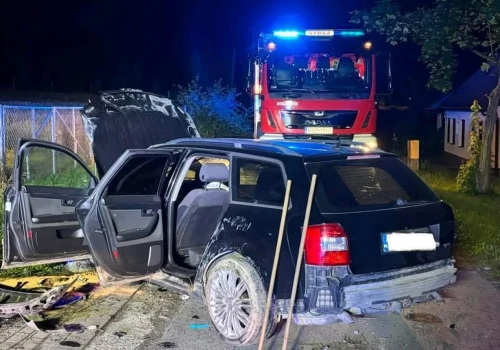 Groźny wypadek w Lutczy. Samochód uderzył w schody i dachował na jezdnię.