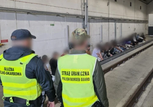 Tir miał przewozić torf. W środku było kilkadziesiąt osób