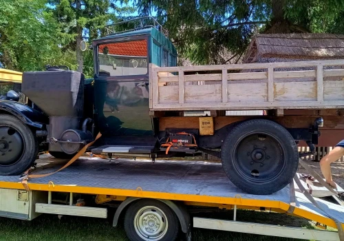 Prawie stuletni Citroën trafił do muzeum w Klukach