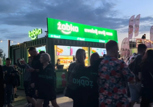 Żabka rusza w Polskę. Kusi nowościami w menu i kosmiczną technologią