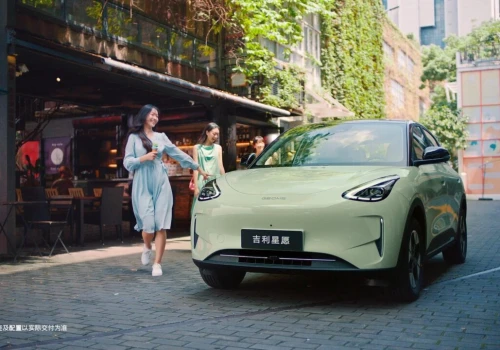 Geely E2, regularnie najchętniej kupowane auto w Chinach, trafia do Europy. W tle cicha zmiana nazw: Geely EX2 -> Geely E2