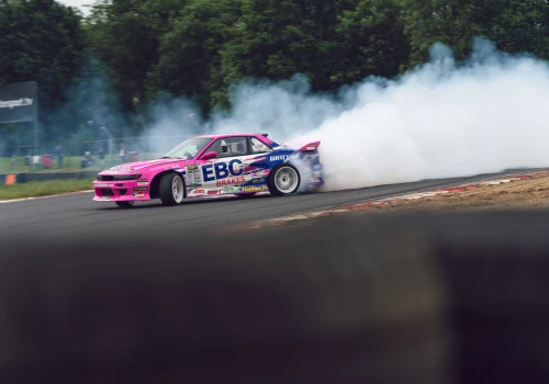 Oglądaj Drift Master 2026 w telewizji i online! Ten kanał pokaże wszystkie zawody i finał na PGE Narodowym
