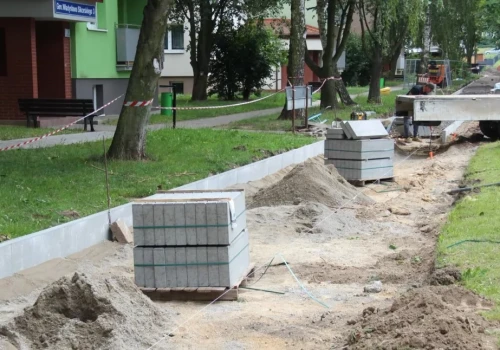 Trwa przebudowa chodnika i budowa przejścia dla pieszych w Chojnowie