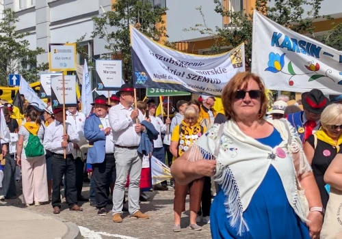 Czarno-żółte barwy na ulicach Gdyni. Rozpoczął się Światowy Zjazd Kaszubów
