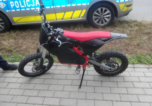 Czysta głupota: 16-latek bez kasku szarżował na jednym kole po chodniku. I jeszcze pyskował do policjantów!