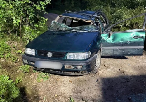 Dziewięć osób jechało Volkswagenem, cztery siedziały na dachu. Nie żyje 17-latek