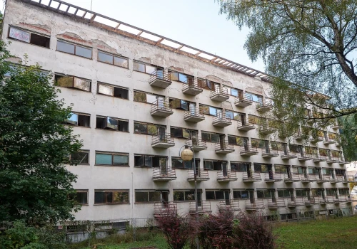 Sanatorium-widmo popada w ruinę. Kiedyś jeździli tam kuracjusze, dziś pustka aż boli