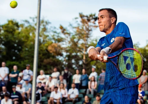 Polak w eliminacjach do tunieju ATP. Trzy sety na szwajcarskiej mączce