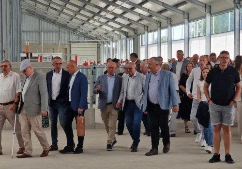 Po 2 latach postawili kolejną oborę na 210 krów. Teraz doi 8 robotów