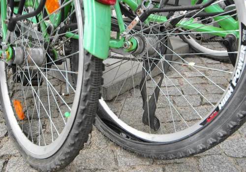 Ani flak, ani kamień. Jakie jest idealne ciśnienie w oponach? Poznaj kluczowe wartości