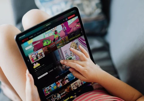 Premiery z Netflixa, które warto zobaczyć z dziećmi w wakacje. To coś więcej niż tylko rozrywka
