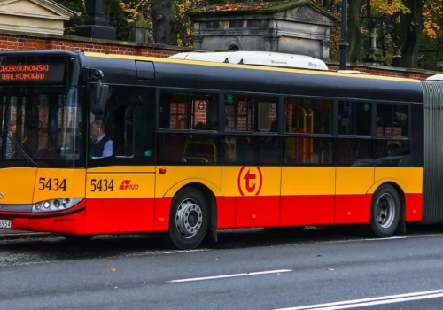 Kierowca autobusu uznał, że ma pierwszeństwo. Kodeks mówi inaczej