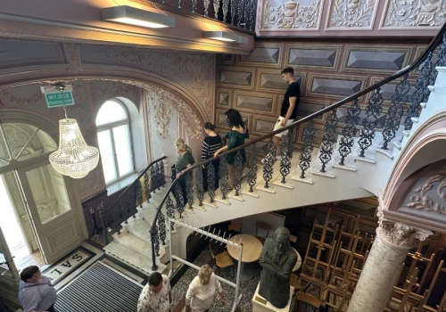 Sufity, parkiety i sala balowa. Pałacowe sekrety Plastyka w Kościelcu