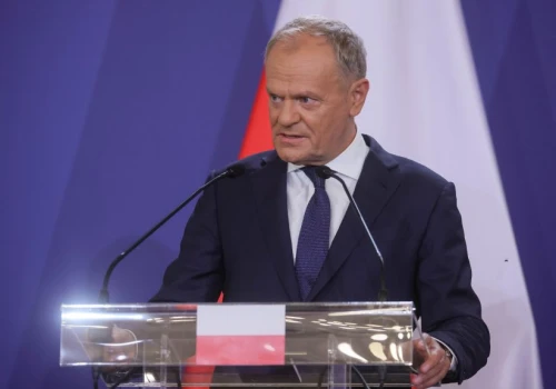 Tusk zapowiada, że w Warszawie powstanie „Mur Pamięci”