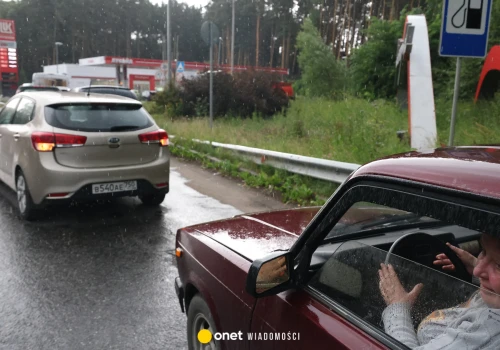 Rosja kieruje nauczycieli na stacje paliw. Pilnują kolejek kierowców