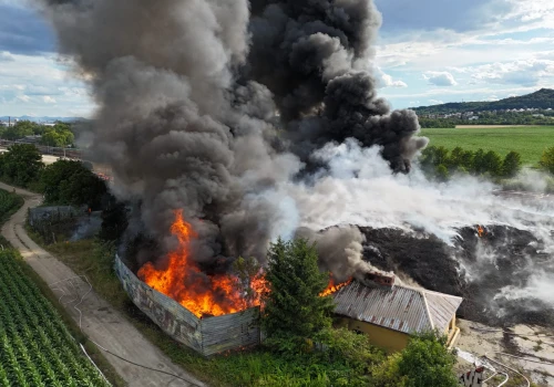 Pożar w Strzegom. Płoną obiekty pokolejowe i przyległe zabudowania