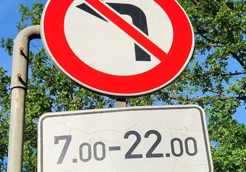 W tym mieście nie można skręcać w lewo. Chyba, że jest noc albo sobota, albo...