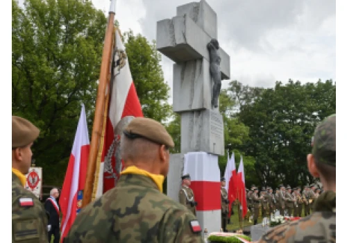W rocznicę zbrodni wołyńskiej rządzący mówią o pamięci o ofiarach; w tle spór o ekshumacje