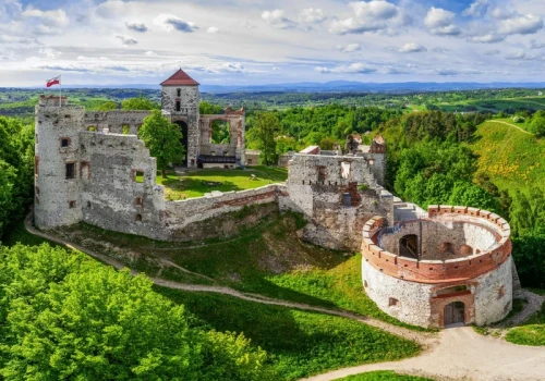Jeden z najpiękniejszych zamków Polski. Znajduje się na wygasłym wulkanie