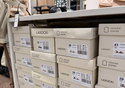Stopa oddycha, a paski nie cisną - te skórzane sandałki od Lasockiego to ideał. Co w Rieker?